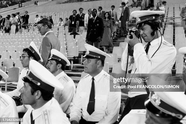 Spectateurs en uniforme de l'épreuve de tir à l'arc des Jeux Olympiques d'été de Moscou, le 30 juillet 1980.