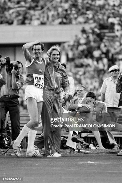 Gerd Wessig célébrant sa médaille d'or lors de l'épreuve masculine de saut en hauteur des Jeux Olympiques d'été de Moscou, le 1er août 1980.