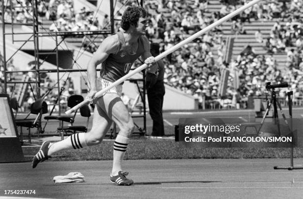 Philippe Houvion à l'épreuve de saut à la perche des Jeux Olympiques d'été de Moscou, le 28 juillet 1980.