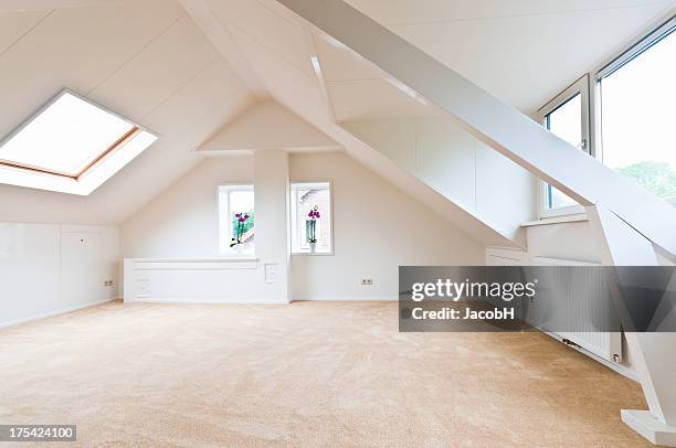 leeren zimmer - dachgeschoß stock-fotos und bilder