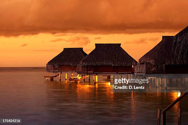 water houses in the tahiti sunset - tahiti 個照片及圖片檔