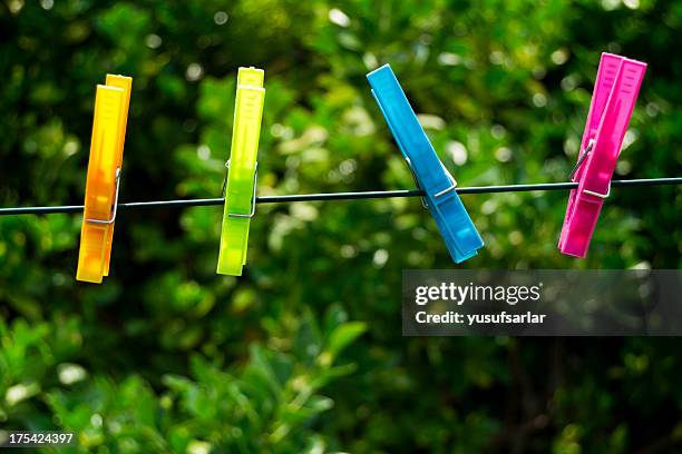 colorido clothespins - clothes peg fotografías e imágenes de stock