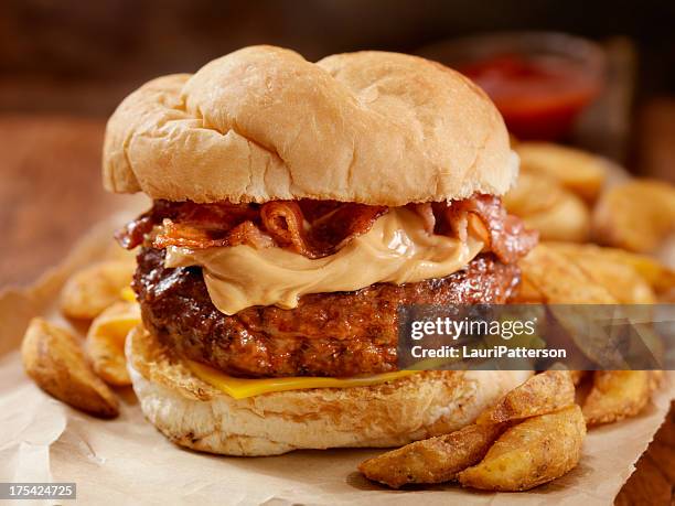 erdnussbutter-bacon burger - bacon cheeseburger stock-fotos und bilder