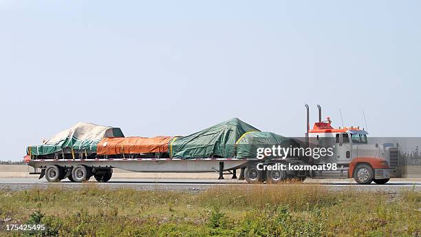 semi plano con cubierta de carga - tarpaulin fotografías e imágenes de stock