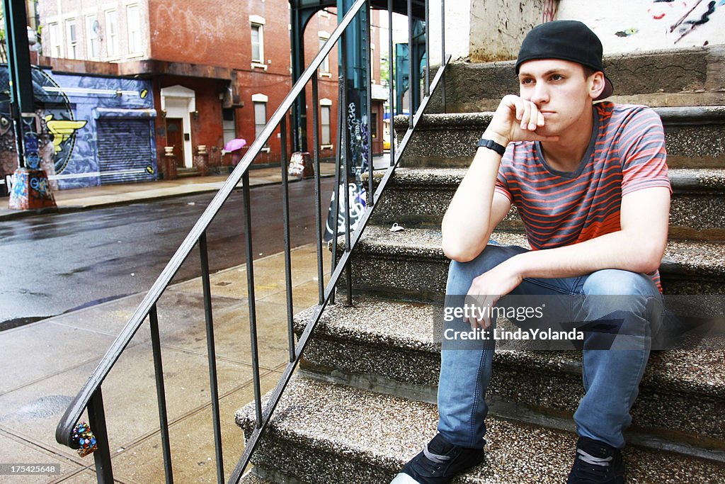 Teenager sitzt auf der Treppe in der Stadt