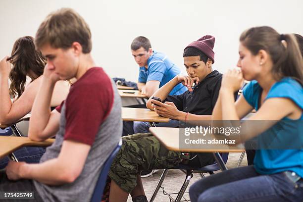 students texting in class - afgeleid stockfoto's en -beelden