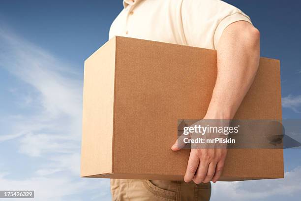 liefern ein paket - unter dem arm stock-fotos und bilder
