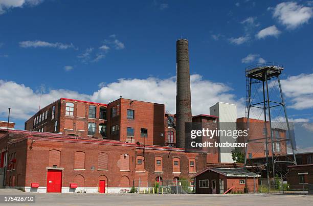 große und old brick industriegebäude - industrial district stock-fotos und bilder