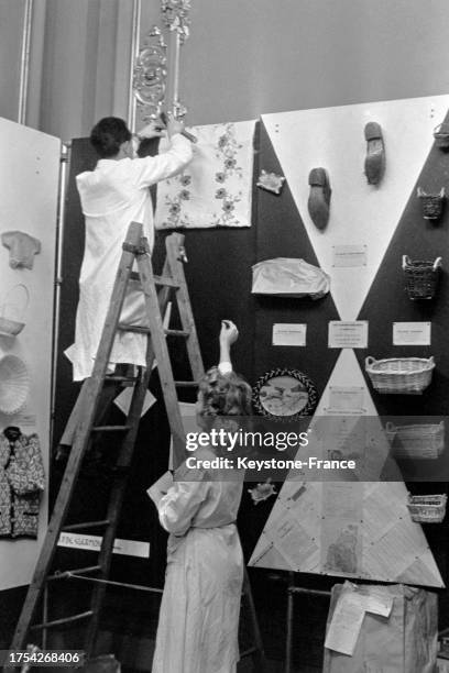 Le montage de l'exposition 'Art et technique au service de la santé mentale' par des malades mentaux au Palais d'Orsay, le 23 septembre 1960, à Paris.