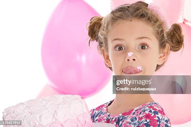 niña encantadores en pink party - cupcakes girls fotografías e imágenes de stock