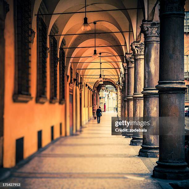 persone a piedi nella città di bologna, italia - bologna foto e immagini stock