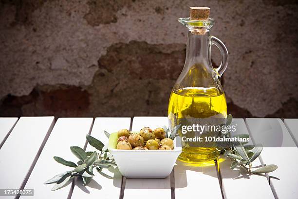 olivenöl flasche und branch - kalamata olive stock-fotos und bilder