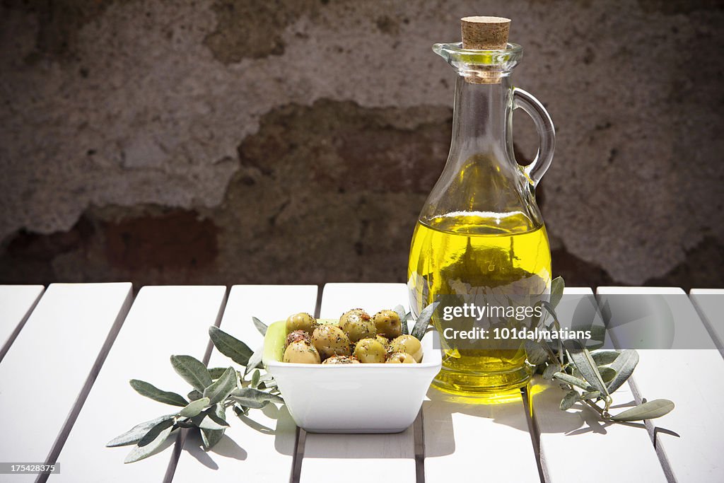 Aceite de oliva y botella de derivación