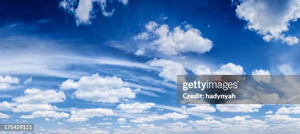 die blauen himmel panorama 54mpix xxxxl größe - wispy stock-fotos und bilder