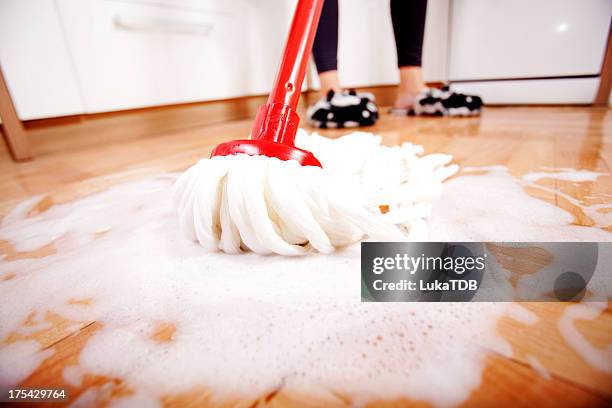 femme de passer la serpillière un parquet en bois - partie inférieure photos et images de collection