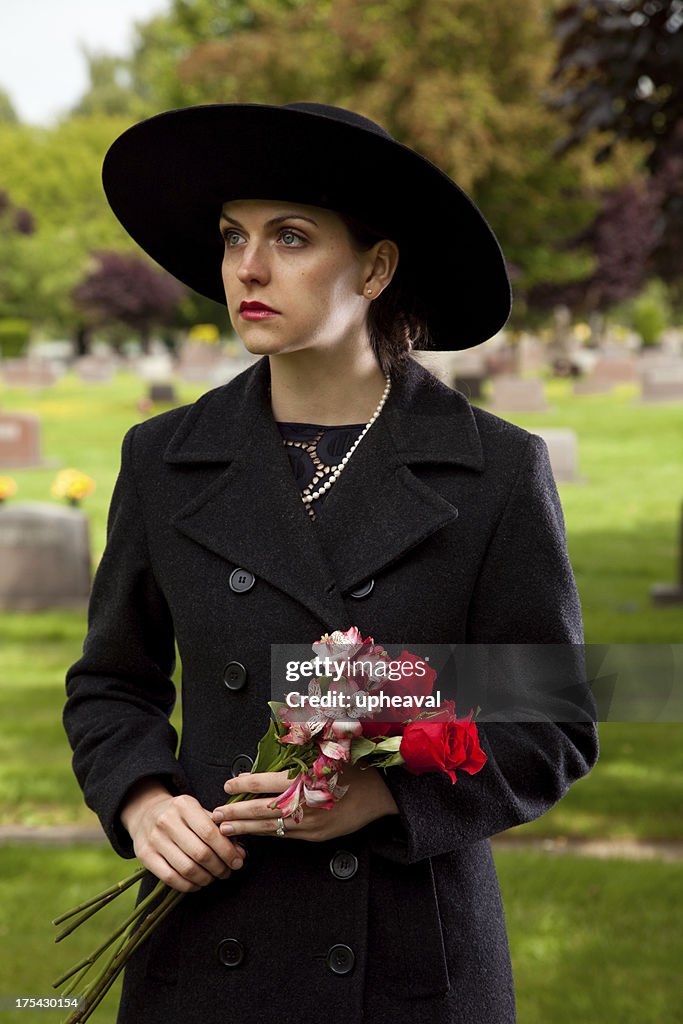 Triste mulher no cemitério