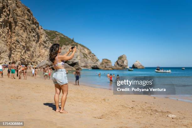 frau macht foto am strand von ribeiro do cavalo - cavalo stock-fotos und bilder