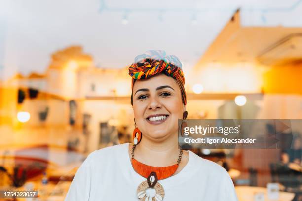 portrait of a female store owner - tulband stockfoto's en -beelden