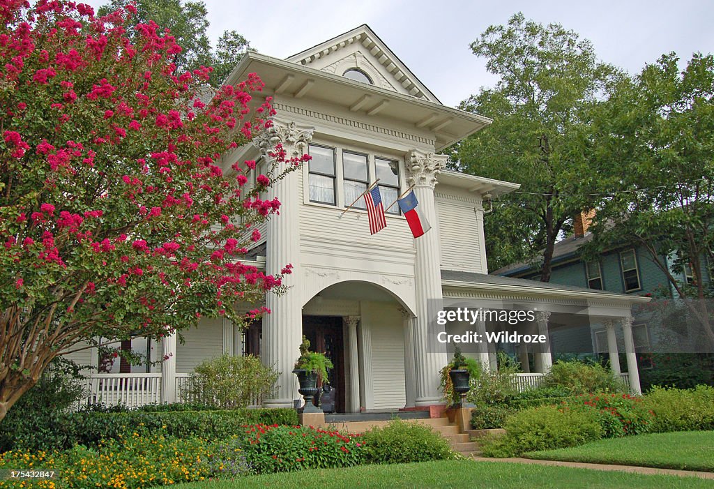 Colonial style house in Dallas