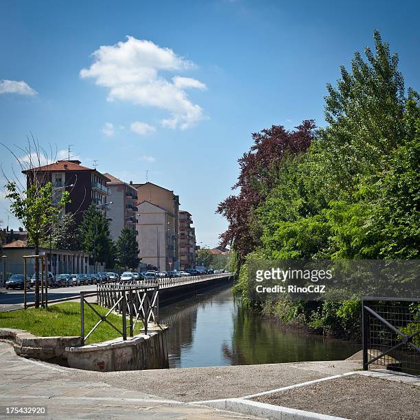 stadt landschaft mit canal, naviglio von mailand, italien - milano navigli stock-fotos und bilder