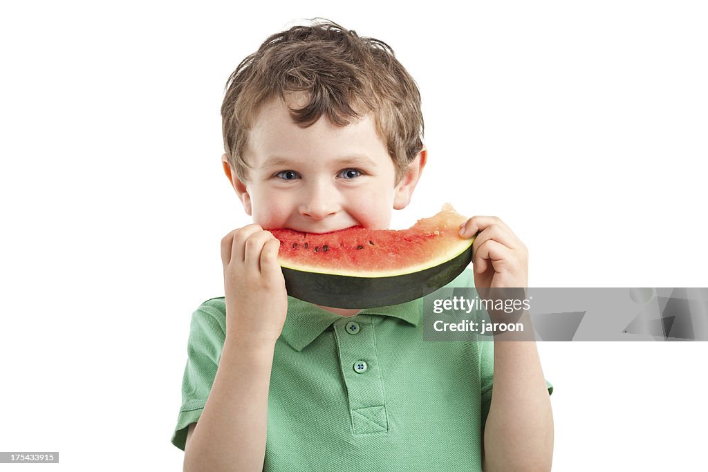 Petit garçon manger pastèque