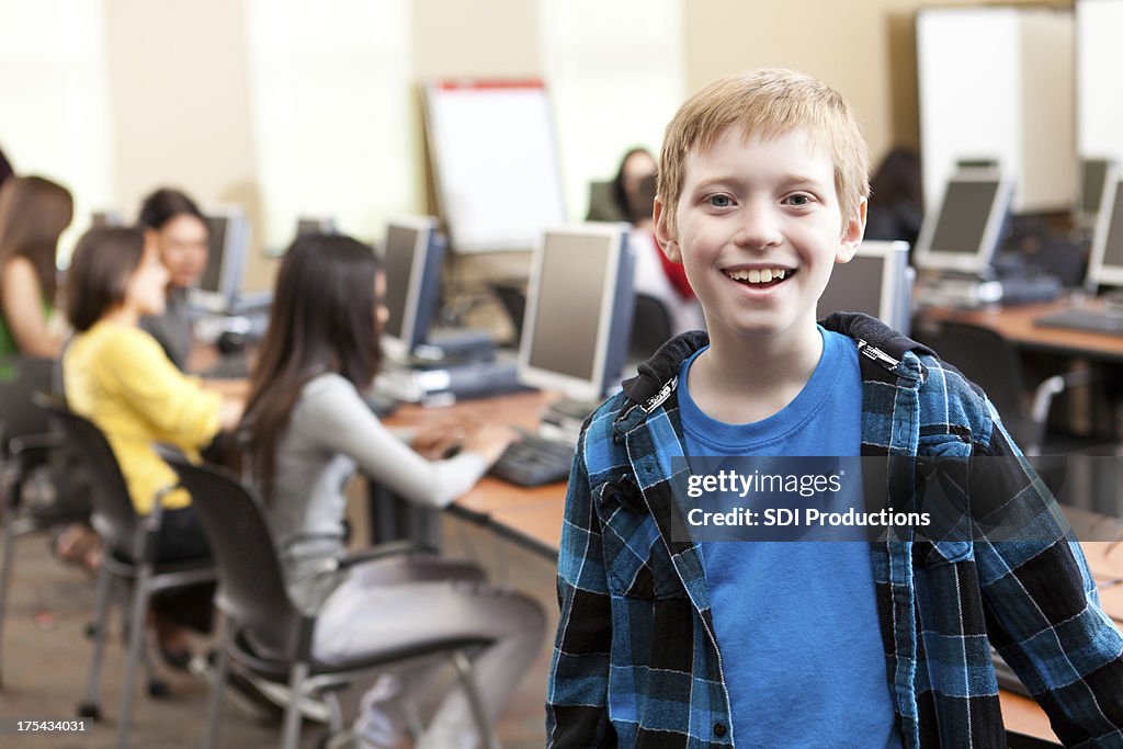 Glückliche Schüler in der Schule computer lab