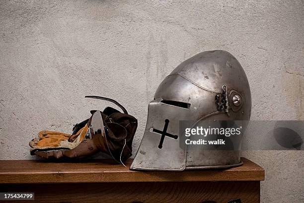 knight's casco - armadura fotografías e imágenes de stock