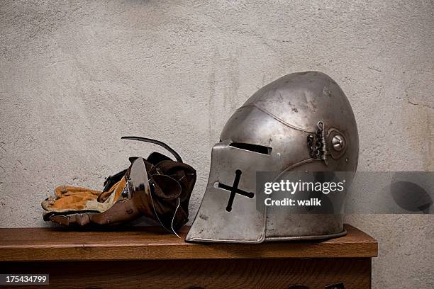 knight il casco - medieval helmets foto e immagini stock