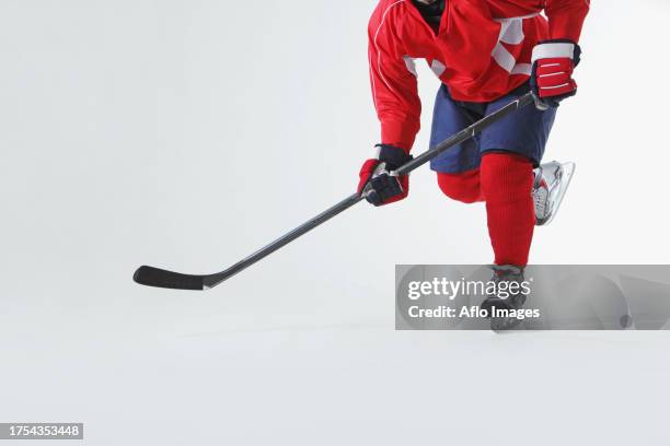 male hockey player - eishockey schläger stock-fotos und bilder