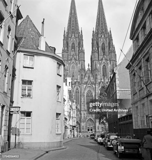 Total view of the Cologne cathedral from Burgmauer street, 1930s.