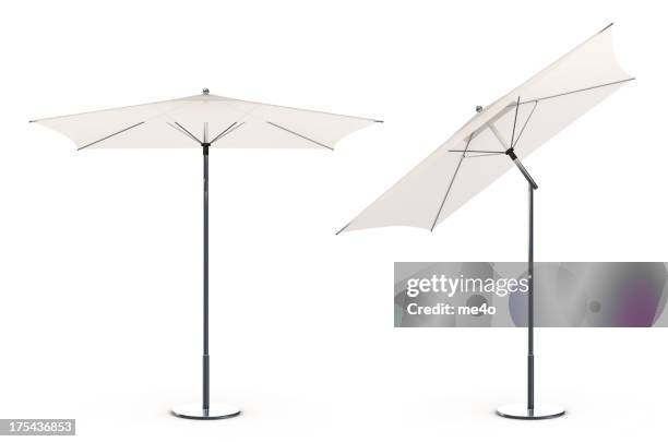 3 d weißen sonnenschirm am strand - beach umbrella isolated stock-fotos und bilder