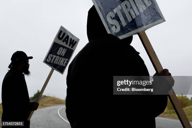 Strike Sign Man 787 Us Transit Strike Sign Stock Photos, High-Res Pictures, and Images ...