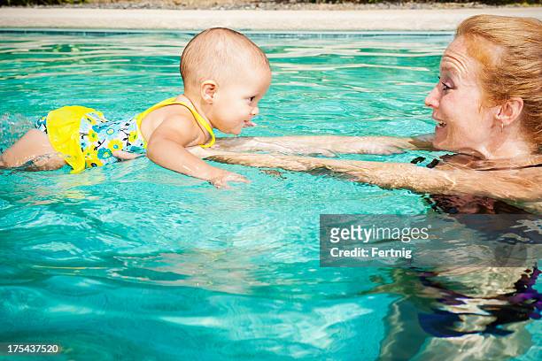 lernen, schwimmen mit mutter - babyschwimmen stock-fotos und bilder