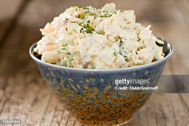 creamy potato salad in a fancy blue bowl - 芹菜 個照片及圖片檔