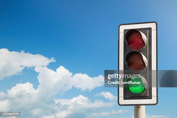 luz verde - stoplight fotografías e imágenes de stock