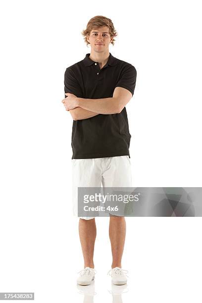 porträt eines mannes stehend mit arme verschränkt - white shorts stock-fotos und bilder
