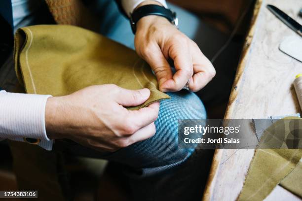tailor sewing in workshop. - näherin stock-fotos und bilder