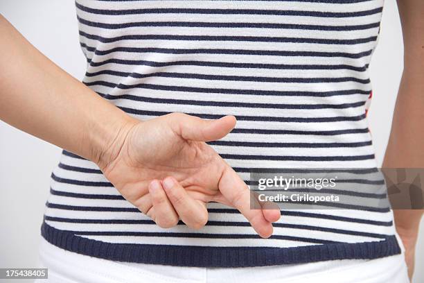 frau liegen - unehrlichkeit stock-fotos und bilder