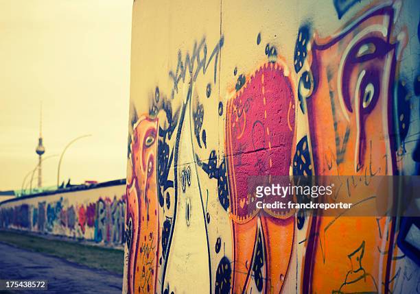 de pared de graffiti abstracto berlín, alemania - muro de berlin fotografías e imágenes de stock