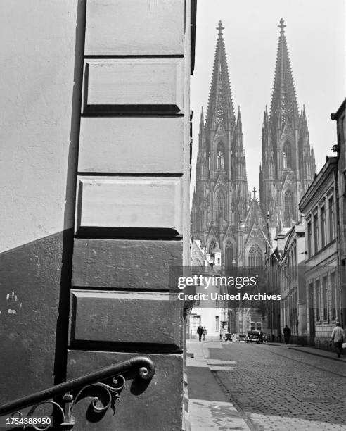 View from the Burgmauer street to Cologne cathedral, 1930s.