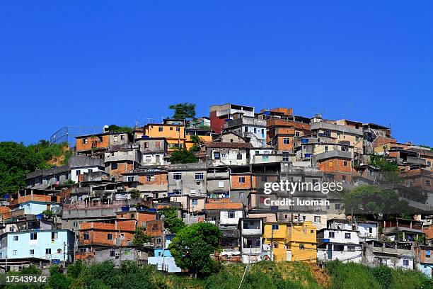 favelas in rio de janeiro - slum stock-fotos und bilder