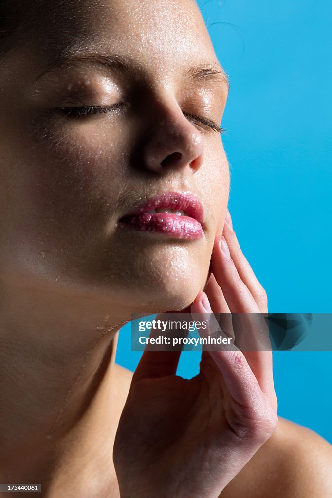 Beauté visage cowered avec gouttes d'eau