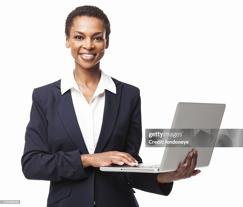 Afro-americana donna d'affari digitando sul computer portatile isolato