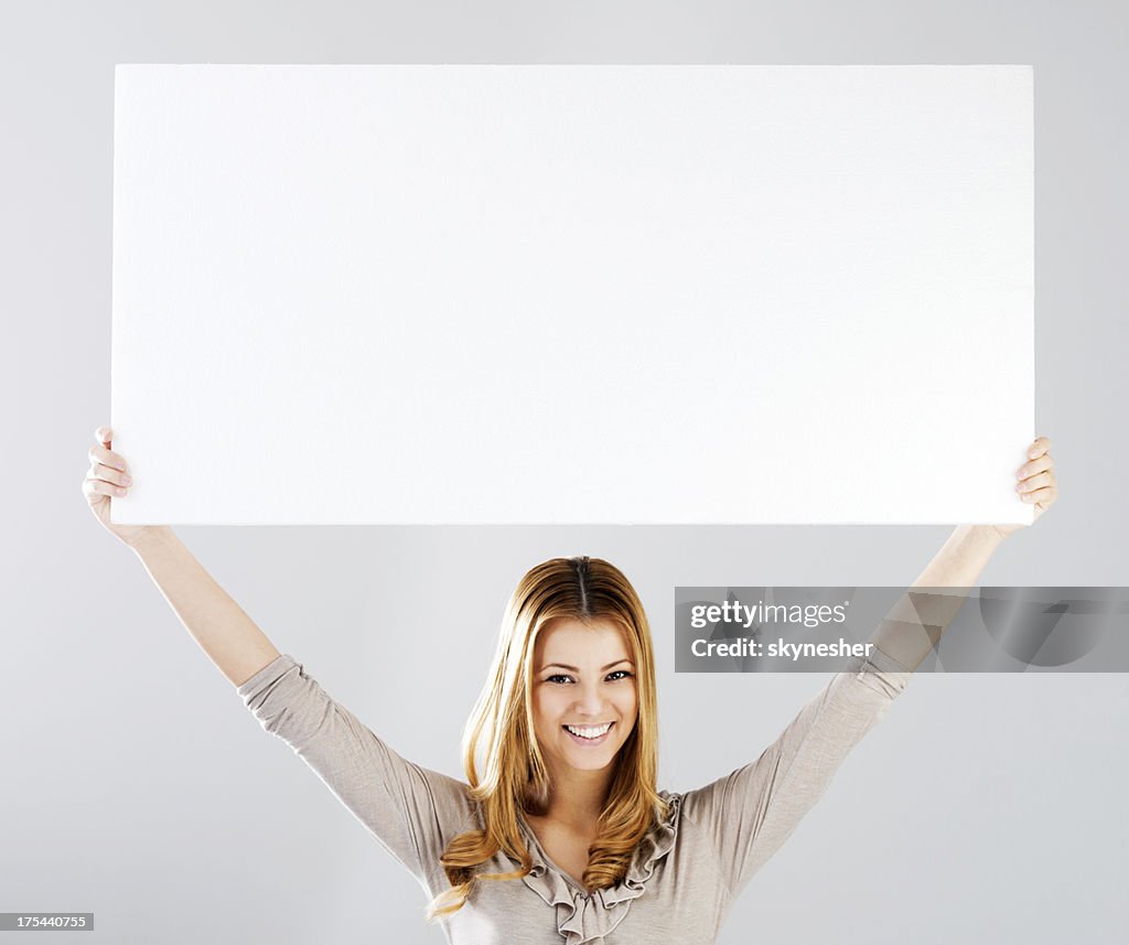 Lächelnde Junge Frau mit Schild Whiteboard.