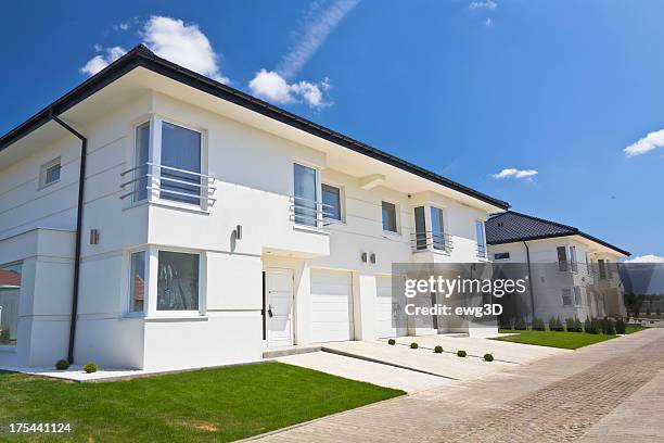 maisons appartement blanc contre le ciel bleu - maison jumelée photos et images de collection