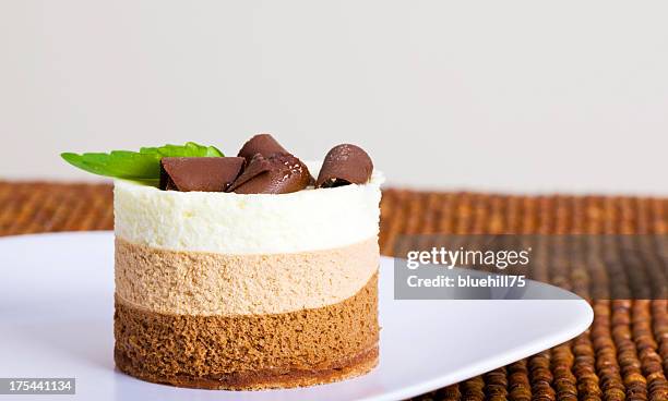 chocolate mousse dessert - mousse stockfoto's en -beelden