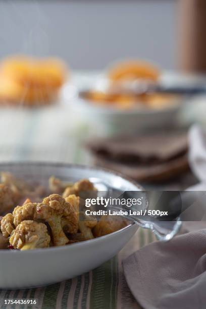 close-up of food in bowl on table - ingredientes cocina stock-fotos und bilder