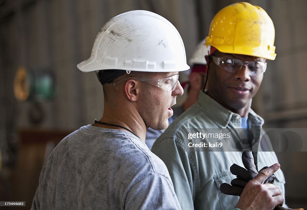 Multiétnico de trabajadores de la construcción hablando