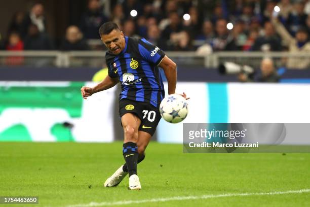 Alexis Sanchez of FC Internazionale scores the team's first goal during the UEFA Champions League match between FC Internazionale and FC Salzburg at...