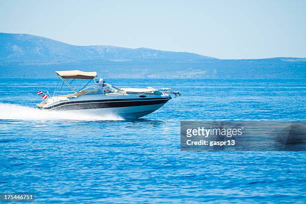 barca di velocità di alimentazione - speedboat foto e immagini stock